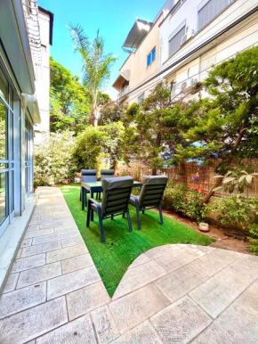 Beautiful garden apartment next to the beach